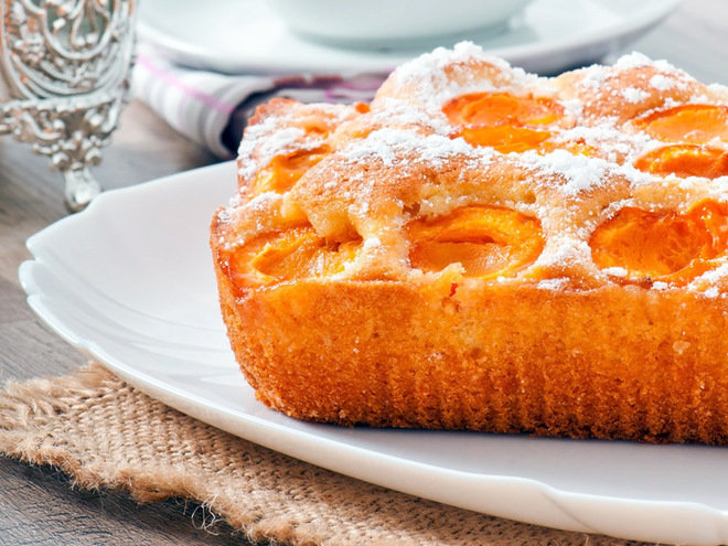Как приготовить бисквитный пирог с абрикосами