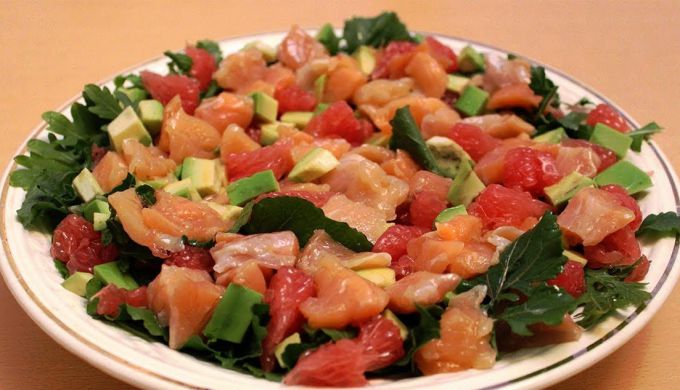 Салат с красной рыбой: вкусные рецепты