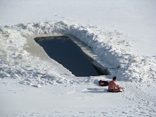 Меры предосторожности во время купания в проруби зимой