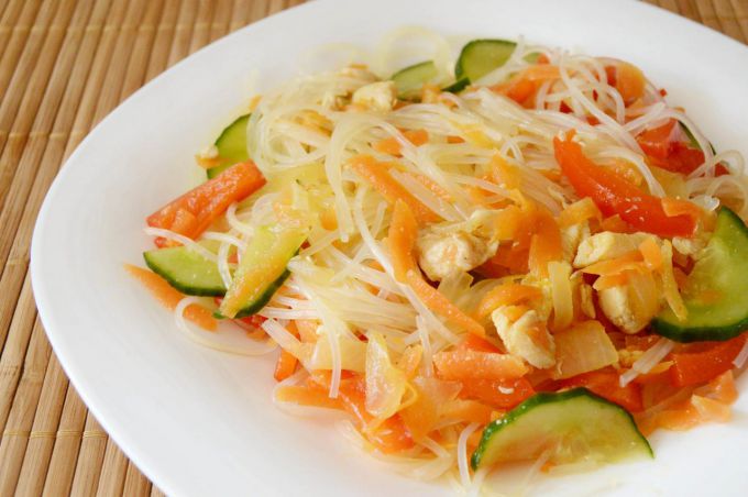 Салат из фунчозы с курицей и овощами: пошаговый рецепт с фото