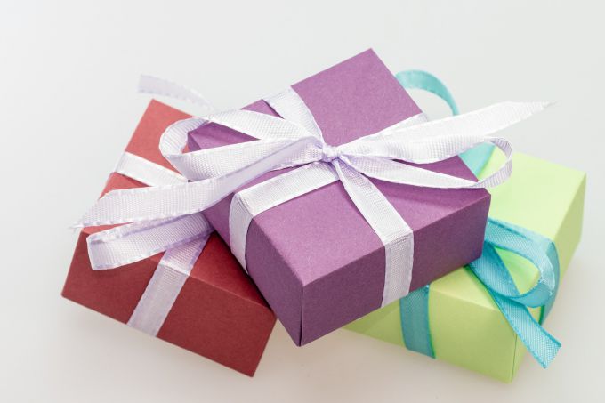 Что подарить: приметы и подарки