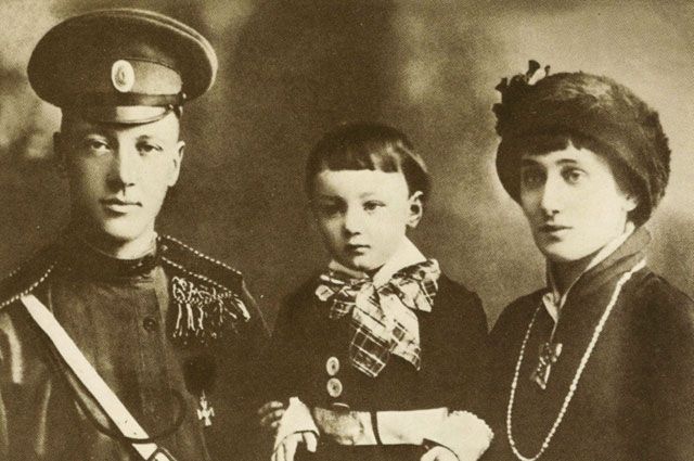 Николай Гумилев и Анна Ахматова вместе с сыном Львом