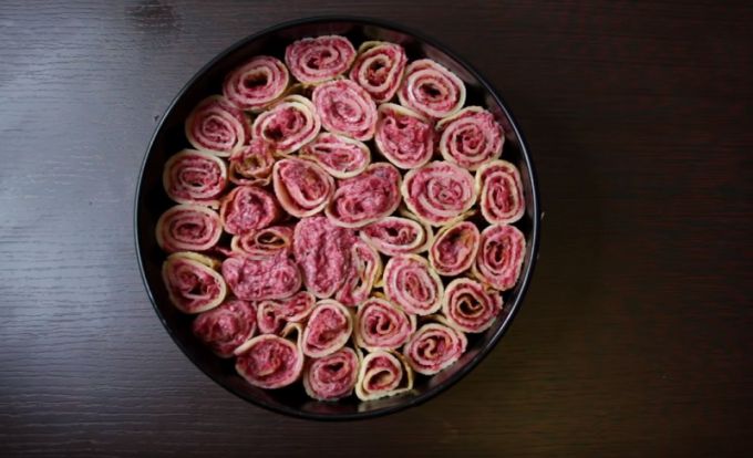 Нарезанные розы из блинов
