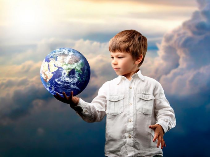 Мальчик держит Землю