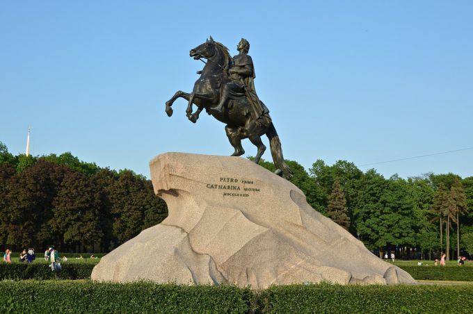 Памятник Петру Великому В петербурге "Медный всадник".