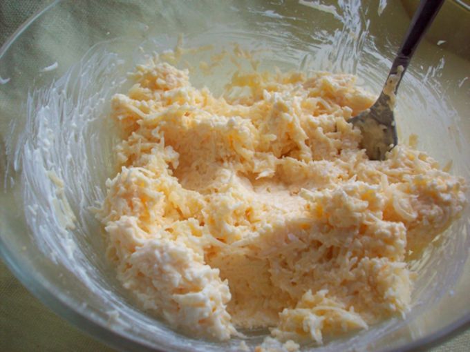 Натертый сыр с чесноком и майонезом