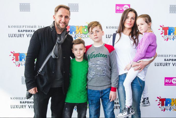 Оскар Кучера с женой и детьми: фото