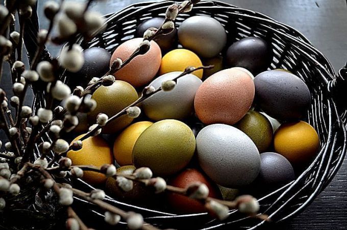 Как покрасить яйца к Пасхе натуральными красителями в домашних условиях