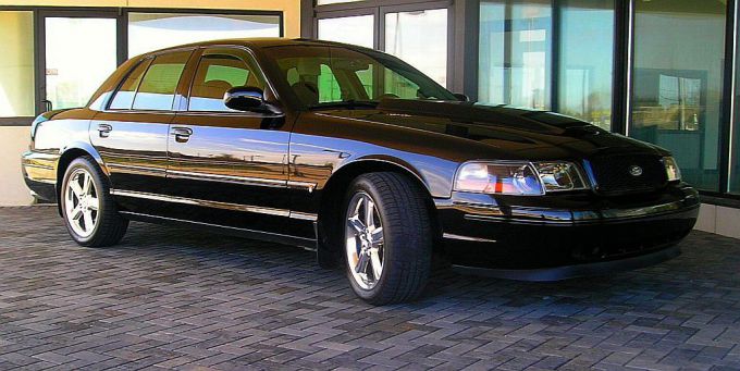 «Ford Crown Victoria» 2003 года