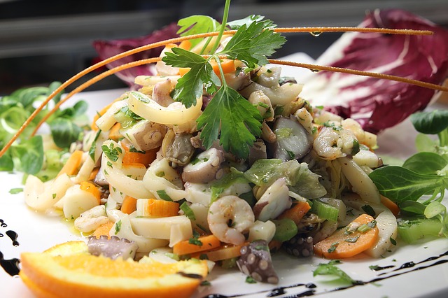 Как приготовить салат «Камчатка» с морепродуктами, морской капустой и соленым огурцом