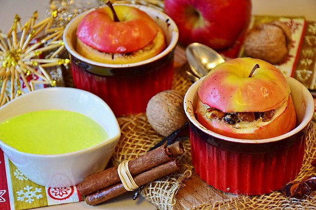 Сладкий десерт: как приготовить печеные яблоки с гречкой под базиликовым соусом