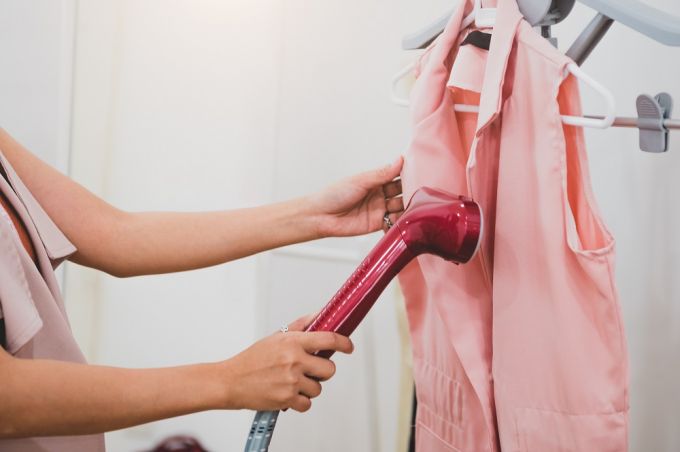 Преимущества и недостатки домашнего отпаривателя для одежды