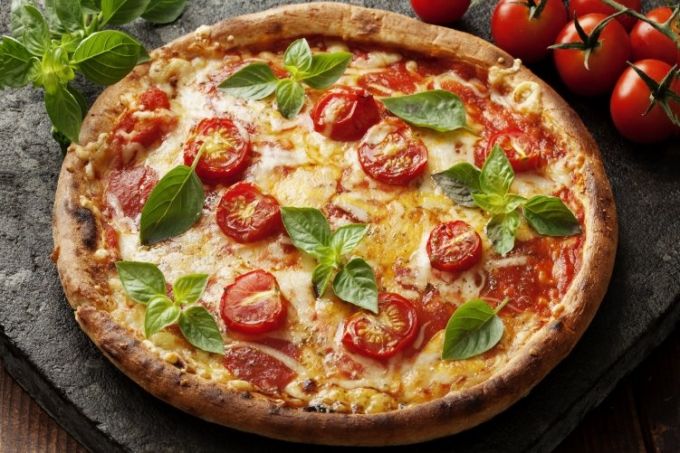 Неаполитанская пицца с помидорами и моцареллой