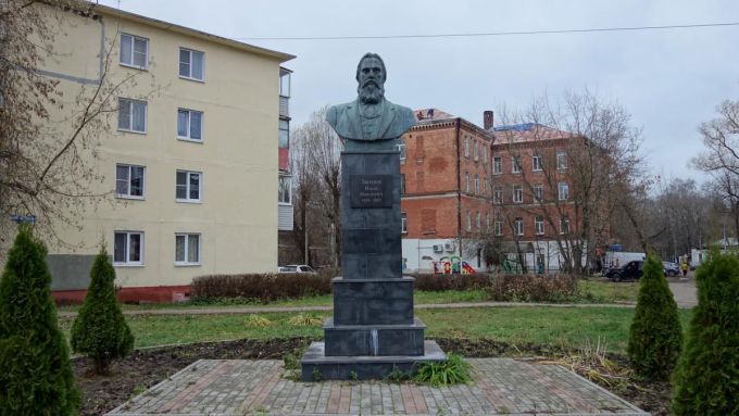 Памятник Ивану Зимину в Дрезне