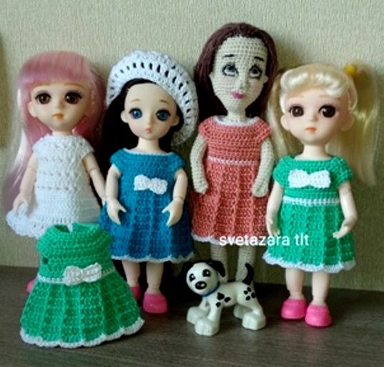 Куклы в вязаных платьях