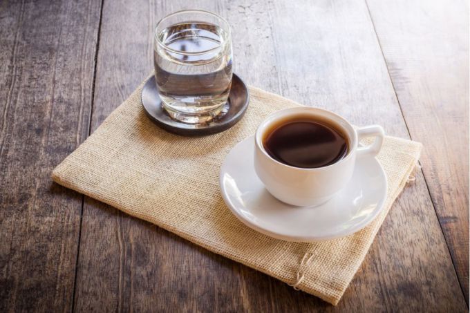 Кофе обезвоживает, запивайте его чистой водой
