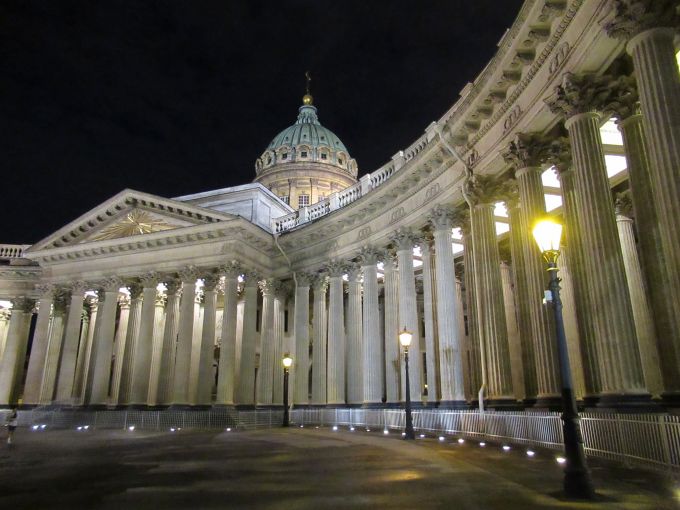 Сколько колонн в Казанском соборе, кто его архитектор и в каком году построили