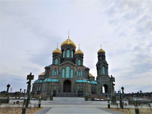Главный храм вооруженных сил России, официальное название Патриарший собор во имя Воскресения Христова.