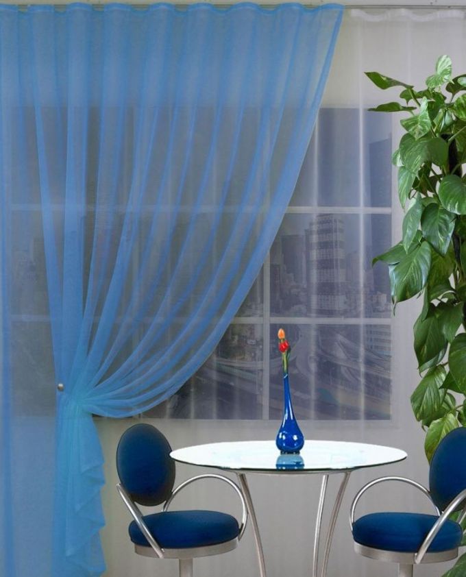 Оформление окна легкой органзой голубого цвета